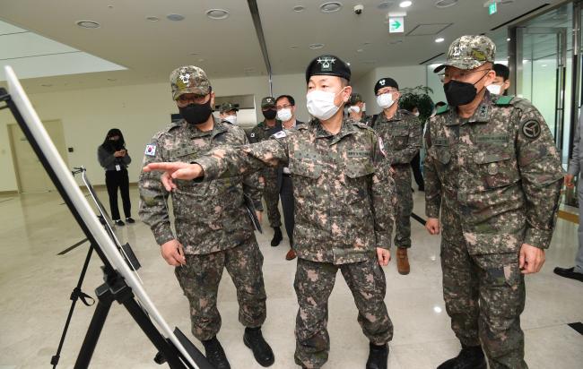 박주경(육군중장·가운데) 코로나19 백신수송지원본부장이 훈련상황을 점검하고 있다.