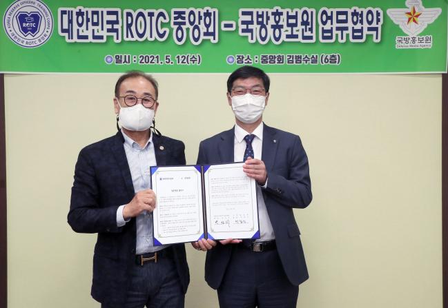  

국방홍보원과 대한민국ROTC중앙회가 상호 교류 협력 및 발전을 위해 손을 맞잡았다.
박창식(오른쪽) 국방홍보원장과 박진서 대한민국ROTC중앙회 회장은 12일 오후 서울 서초구 ROTC중앙회관에서 ‘국방홍보원-대한민국ROTC중앙회 업무 협약식’을 열고 협약서에 서명했다. 이번 협약 체결을 통해 두 기관은 전문인력과 네트워크를 바탕으로 국방·안보 분야 홍보는 물론 ROTC 미래인재 양성과 대국민 홍보를 위한 상호 협력, 관련 지식·정보·홍보자료 활용 등 상호 발전을 모색해 나갈 방침이다. 사진은 박 원장과 박 회장이 협약서에 서명한 뒤 기념 촬영을 하는 모습. 한재호 기자 