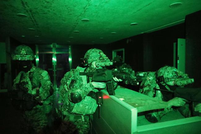 4안 야간투시경을 착용한 흑표부대 특전요원들이 어둠 속에서 건물 내부 소탕에 나서고 있다. 사진=이경원 기자