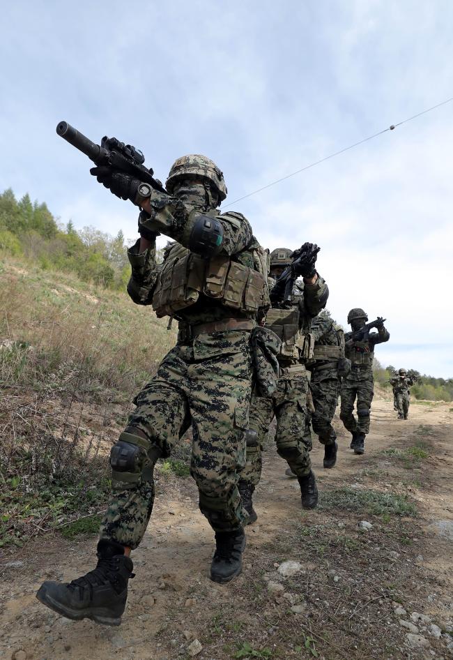 11일 강원 평창군 황병산훈련장에서 K1, K7 등으로 무장한 육군특수전사령부 흑표부대 장병들이 특수작전 훈련을 하고 있다. 부대는 오는 18일까지 행군, 암벽극복, 전술훈련 등을 하며 작전 능력을 배양할 계획이다.사진=이경원 기자