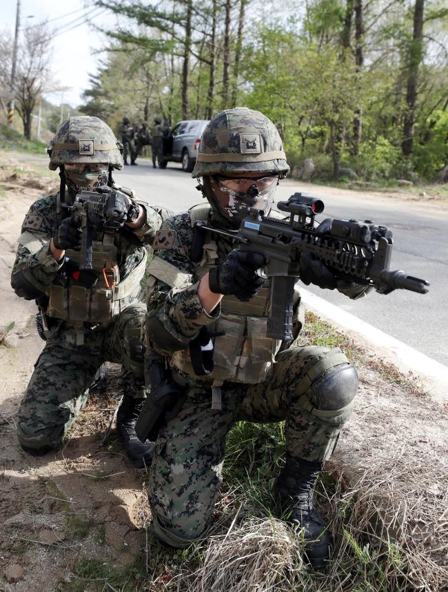 내륙전술종합훈련 중 표적을 확보한 뒤 경계를 서고 있는 특전장병들. 사진=이경원 기자