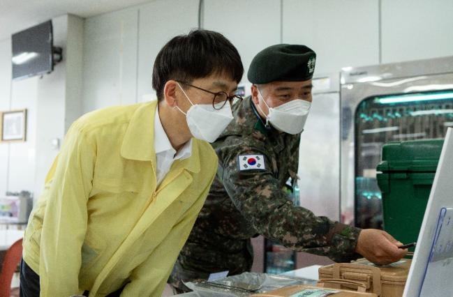 13일 박재민(왼쪽) 국방부 차관이 동부전선에 위치한 육군의 한 기계화보병여단을 방문해 격리장병용 도시락을 확인하고 있다. 박 차관은 장병 급식 시설을 확인한 뒤 부대 관계자로부터 급식운영 현황과 애로사항도 청취했다. 국방부 제공