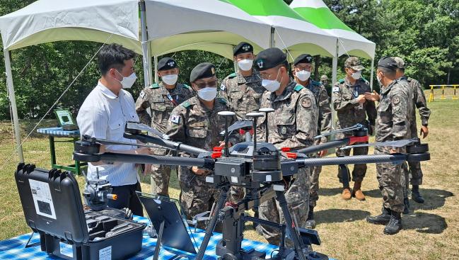 박안수(소장·앞줄 맨 오른쪽) 육군39사단장이 13일 ‘미래 예비전력 정예화 전술토의’ 중 전시된 장비에 대한 설명을 듣고 있다.  부대 제공 