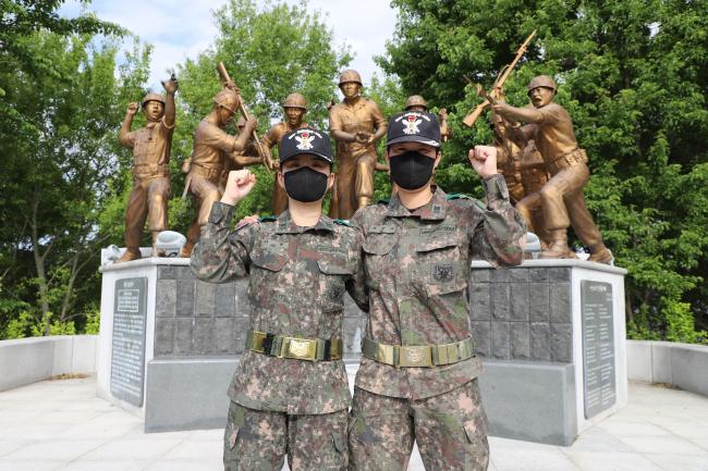 육군부사관학교 담임교관으로 함께 후배 부사관 양성에 힘쓰고 있는 하선애(오른쪽) 상사와 이슬 중사.  사진 제공=이정민 대위