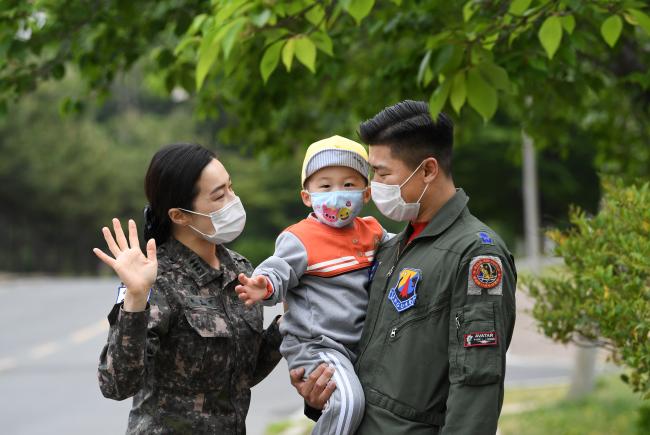 일·가정 양립을 위한 군의 노력이 계속되면서 육군의 남성 육아휴직자가 10년 새 50배 이상 증가하는 등 ‘일’과 ‘가정’ 두 마리 토끼를 다 잡는 군 간부들이 늘고 있다. 사진은 공군11전투비행단 정연찬(오른쪽) 소령이 국군대구병원에 근무하는 아내 송경미 소령(진)과 함께 11전비가 운영하는 광성어린이집에 아들 지후 군을 등원시키며 즐거운 시간을 보내는 모습.  조용학 기자