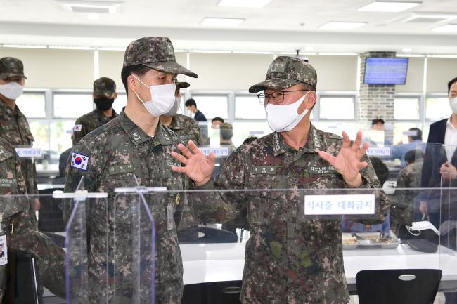 


부석종(오른쪽) 해군참모총장이 해군인천해역방어사령부 방역태세 현장 점검에서 격리 장병들에게 지급되는 도시락 준비 상태를 점검하고 있다.  해군 제공

