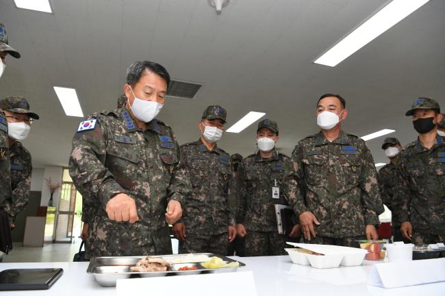 


이성용(맨 왼쪽) 공군참모총장이 13일 공군16전투비행단을 찾아 방역관리 현장을 점검하고, 격리된 장병들에게 제공되는 음식을 직접 확인하고 있다.  공군 제공