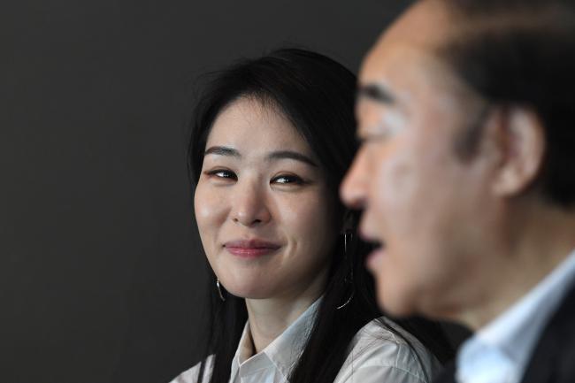 기자와 인터뷰 중인 아버지(장광)를 곁에서 바라보는 딸(미자)의 눈빛에 사랑과 존경의 마음이 가득하다. 사진=조용학 기자