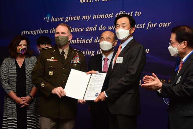 로버트 에이브럼스(앞줄 왼쪽) 한미연합군사령관 겸 주한미군사령관이 13일 서울 밀레니엄힐튼호텔에서 열린 환송행사에서 주한미군전우회(KDVA) 코리아챕터 이서영(앞줄 오른쪽·예 육군소장) 회장으로부터 회원증을 전달받은 뒤 정승조(앞줄 가운데·예 육군대장) 한미동맹재단 회장 등 참석자들과 기념사진을 찍고 있다.  KDVA 제공