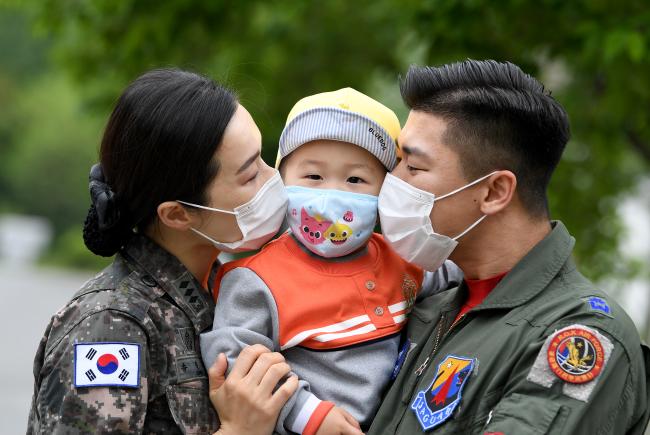 공군11전투비행단 정연찬 소령 부부가 아들과 함께 11전비가 운영하는 광성어린이집으로 향하고 있다. 조용학 기자