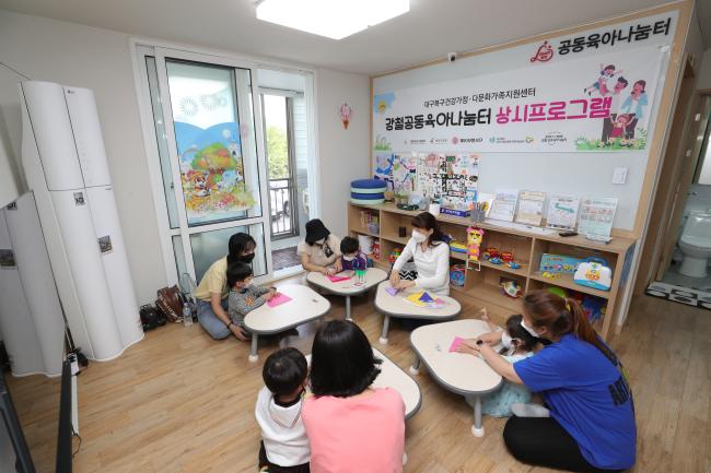 육군50사단 군 관사(두산아파트) 내 강철공동육아나눔터에서 종이접기 수업이 이뤄지고 있다.
