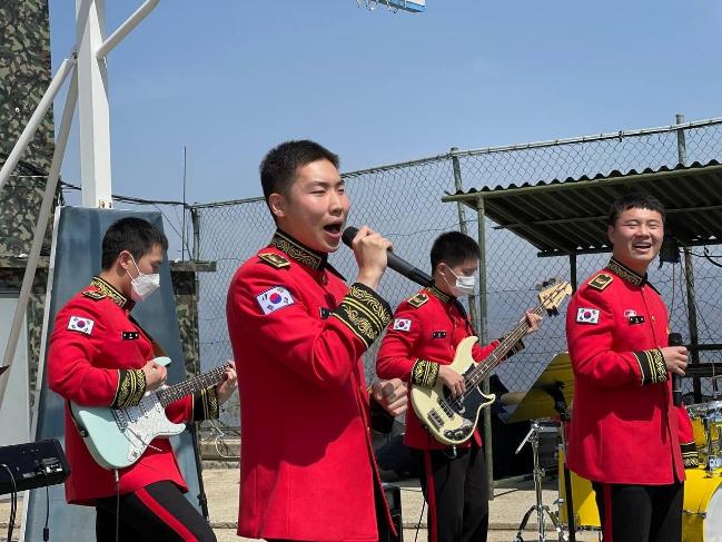 육군7사단 군악대로 구성된 소조밴드가 GOP 장병들을 대상으로 작은 음악회 공연을 하고 있다.  부대 제공