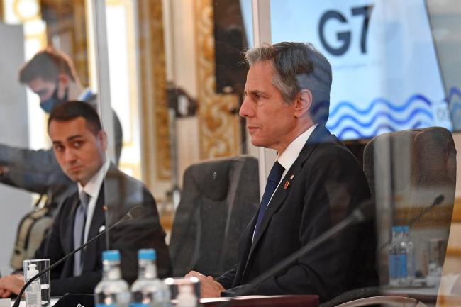 토니 블링컨(오른쪽) 미국 국무장관이 지난 4일 영국 런던에서 열린 주요 7개국(G7) 외무장관 회의에 참석해 루이지 디 마이오 이탈리아 장관과 나란히 앉아 있다.  연합뉴스