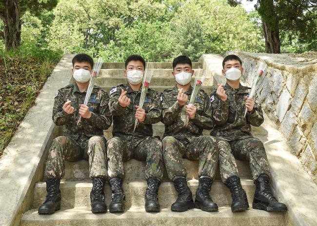 공군16전비가 성년의 날을 앞둔 지난 14일 만 19세 장병들을 위한 기념행사를 진행했다. 올해 갓 성인이 된 병사 4명이 행사에서 받은 장미를 들고 포즈를 취하고 있다.  사진 제공=우동균 하사