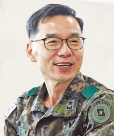 정 문 황 육군정보통신학교장·준장