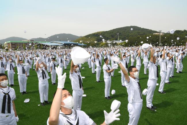 지난 14일 해군교육사령부에서 열린 674기 해군병 수료식 중 해군병들이 수료를 기념하며 정모 세레머니를 하고 있다.  사진 제공=이승엽 하사