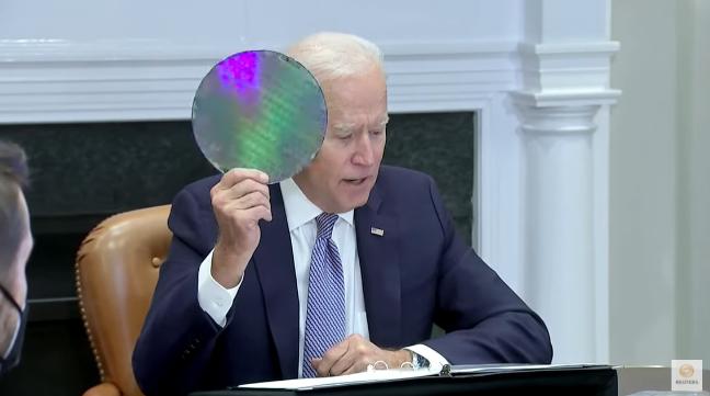 지난달 12일(현지시간) 미 백악관에서 열린 반도체 화상회의에서 바이든 미국 대통령이 반도체 웨이퍼를 들고 있다. 이날 회의는 제이크 설리번 미 국가안보보좌관이 주재하였으며, 삼성전자와 인텔, HP, 대만 TSMC 등 19개사 기업인들이 참석하였다.사진= 로이터 영상 캡처
