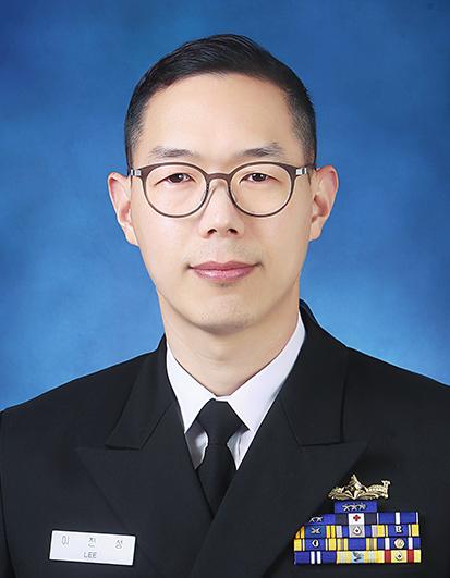 이 진 성 해군사관학교 작전학과장·소령