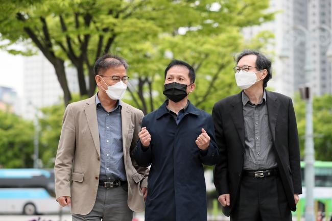 시집 ‘파도가 하늘을 쏟아낼 때’를 발간한 예비역 해군장교 출신 조영필, 조성식, 임경순(왼쪽부터) 작가가 지난 10일 서울 용산구 전쟁기념관에 국방일보 인터뷰를 위해 모였다. 이들은 OCS(해군사관후보생) 80차로 1988년 임관한 동기들이다.  