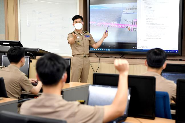 해군사관학교 4학년 박형진 생도가 AI 교육체계를 활용한 발표를 하고 있다.  해사 제공