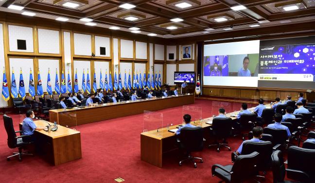 이성용 공군참모총장을 포함해 공군본부 주요 부·실·단장이 참석한 공군 ‘2021-4차 온택트 하늘사랑 아카데미’에서 사이버보안 전문가인 고려대 정보보호대학원 김승주 교수가 사이버보안의 중요성을 강조하고 있다.  공군 제공 