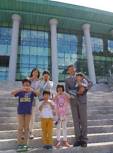 육군인사사령부 한주희 중령 부부가 슬하의 5남매와 함께 즐거운 시간을 보내며 기념 사진을 찍고 있다.  필자 제공