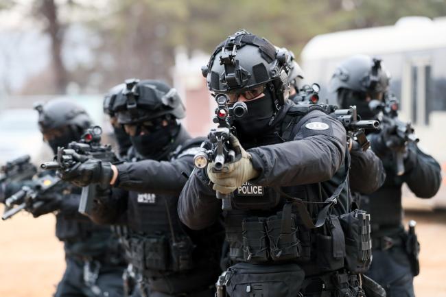 워리어 플랫폼은 국방개혁 2.0을 통한 전쟁 수행 능력 강화의 대표적인 성과로 꼽힌다. 국방부는 또 날로 위험성이 커져가는 테러 위협에 맞서기 위해 국방개혁 2.0의 과제로 대테러·화생방 대응 강화에 나서고 있다. 사진은 지난 2월 육군2군단 군사경찰단 특수임무대 장병들이 작전지역 사격훈련장에서 워리어플랫폼 전투장비를 이용, 근접전투 사격훈련을 하고 있는 모습. 한재호 기자