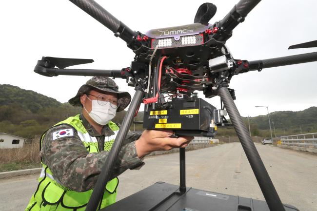 국방부는 국방개혁 2.0을 통해 4차 산업혁명 기술을 접목시킨 첨단 과학군으로 거듭나겠다는 목표를 세우고 있다. 사진은 지난달 29일 육군과학화전투훈련단에서 대표적인 4차 산업혁명 기술인 드론에 마일즈 장비를 장착하고 있는 모습.  조종원 기자