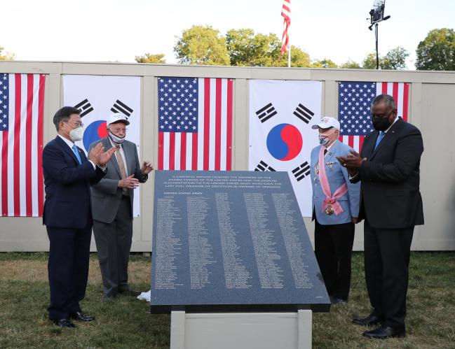 문재인 대통령, 추모의 벽 모형 제막  한미 정상회담을 마친 문재인 대통령이 지난 21일 오후(현지시간) 워싱턴 한국전 참전기념비 공원에서 열린 한국전 전사자 추모의 벽 착공식에서 로이드 오스틴(맨 오른쪽) 미 국방장관, 참전용사 등과 추모의 벽 모형을 제막한 뒤 이를 축하하는 박수를 치고 있다.   청와대 제공