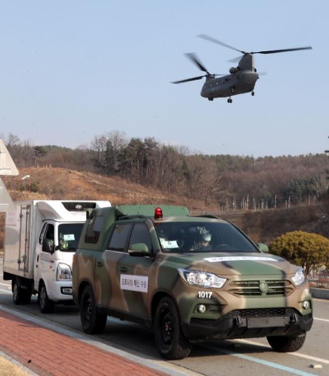 코로나19 백신 유통 범정부 통합모의훈련에서 민간배송업체 차량이 국방신속지원단의 백신호송차량의 호송을 받으며 백신을 수송하고 있다. 이경원 기자