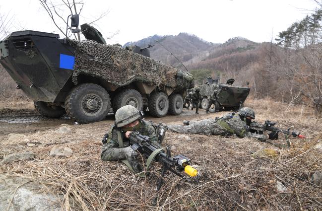 전술차량은 변화하는 전장환경과 진보된 기술에 따라 보병 전투력을 강화하는 핵심 무기체계로 자리 잡은 가운데 미래 발전방향에 대한 새로운 고민을 요구받고 있다. 사진은 지난 2월 육군과학화전투훈련단에서 K808 차륜형장갑차를 활용해 훈련하고 있는 장병들의 모습.  조용학 기자