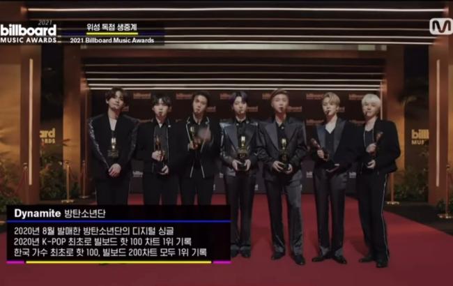 방탄소년단(BTS)이 24일 오전 9시(한국시간) 미국 로스앤젤레스(LA) 마이크로소프트 시어터에서 열린 2021 빌보드 뮤직 어워즈에서 ‘톱 셀링 송’ 등 4개 부문에서 트로피를 받았다.사진은 서울에서 화상으로 수상 소감을 전하는 BTS.  사진=엠넷 생방송 화면 갈무리