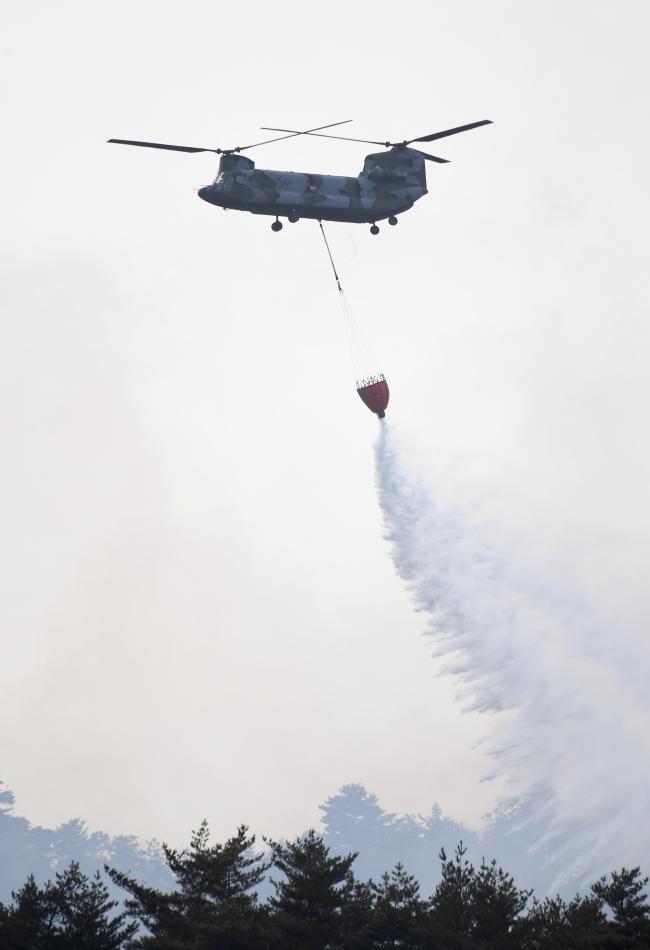국방부는 재난 지원에 최적화된 장비를 동원, 국가 재난 상황에 선제적·적극적으로 대비하고 있다. 사진은 우리 군 항공전력이 지난 2019년 강원도 강릉 일대에서 발생한 산불을 진화하는 모습.  조용학 기자