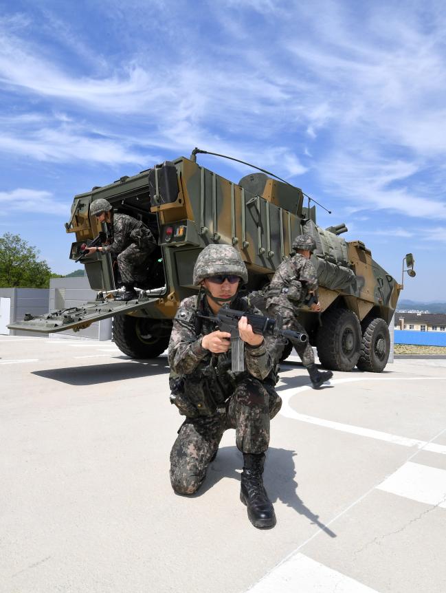 문재인 정부는 국방개혁 2.0을 추진하면서 미래 전장에 맞는 우리 군의 전력증강에 심혈을 기울이고 있다. 사진은 현재 전력화 완료 단계에 접어든 K806 차륜형 장갑차를 활용, 육군37사단 장병들이 훈련하는 모습.  조용학 기자