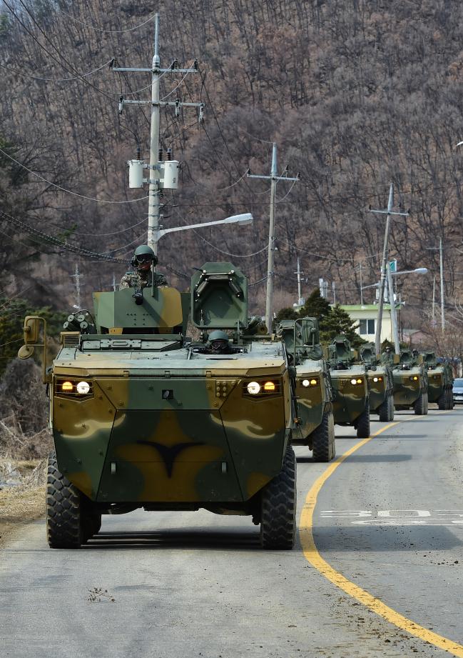 육군25사단 장병들이 육군의 ‘백두산 호랑이 체계’의 핵심 무기체계인 K808 차륜형장갑차의 기동훈련을 하고 있다.  조용학 기자 