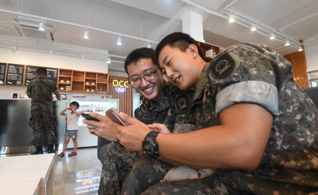 국방개혁 2.0의 일환으로 시행된 병 일과시간 이후 휴대전화 사용은 병영문화에 새로운 바람을 불어넣었다는 평가를 받고 있다. 사진은 병 일과시간 이후 휴대전화 사용 시범운영 기간이었던 지난 2019년 8월 육군72사단 장병들이 휴대전화를 보며 대화하는 모습.  조용학 기자 