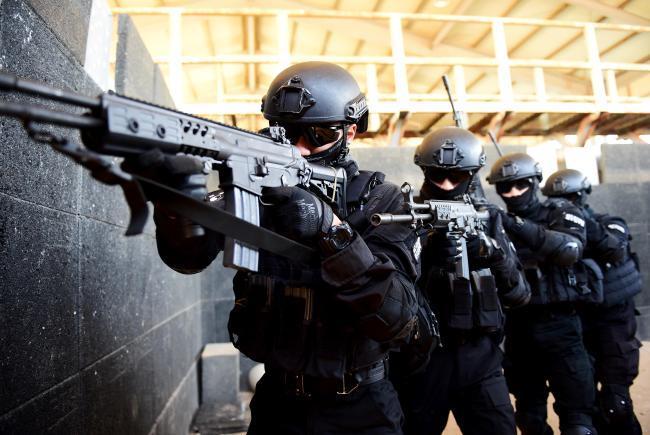 국방부는 변화된 안보환경에 맞춰 실전적인 교육훈련을 위한 다양한 방안을 내놓고 있다. 사진은 우리 장병들이 과학화된 시설·장비를 활용해 훈련하는 모습.  국방부 제공 