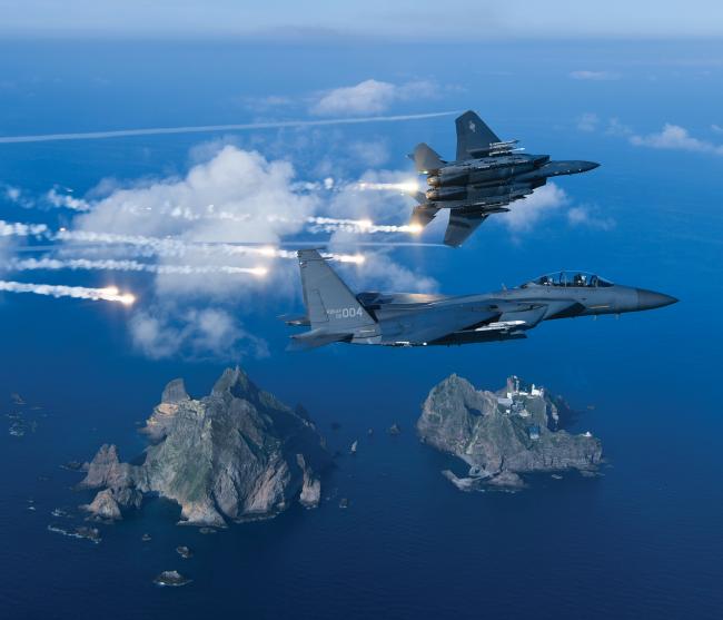 우리 군은 지상·해상·공중 등 모든 영역에서 확고한 군사대비태세를 확립해 온 결과 다양한 안보 위협에도 즉각적인 대응을 통해 상황을 안정적으로 관리하는 성과를 거뒀다. 사진은 우리 전투기가 독도 상공을 힘차게 비행하고 있는 모습. 국방부 제공