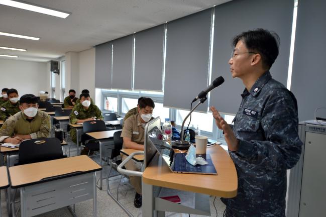 외상외과 전문의 이국종(오른쪽) 아주대학교 교수가 26일 해군특수전전단에서 응급처치법 이론 교육을 하고 있다. 부대 제공