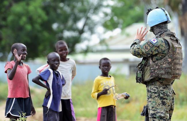 아프리카 남수단에서 재건작전 임무 중인 한빛부대 장병이 지역 어린이와 인사를 나누고 있다. 이경원 기자