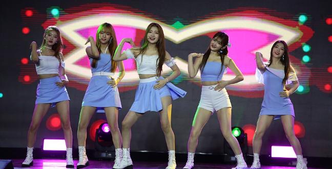 ‘조갑경의 오늘도 좋은 날’은 다음달 4일 걸그룹 ‘세러데이’를 시작으로 11일 신세대 트로트여신 설하윤, 18일 걸그룹 ‘드림노트’를 초대해 야전부대 장병들과 소통의 시간을 마련한다. 사진은 걸그룹 세러데이의 공연 모습. 국방TV 위문열차 제공