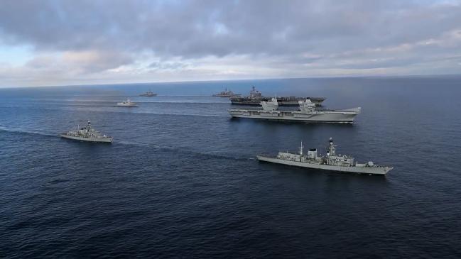 항공모함은 항공기를 탑재해 발착시킬 수 있는 함정으로, 보통 단독으로 움직이지 않고 호위전단을 꾸려 작전을 펼친다. 바다 위의 비행기지로 불리는 항공모함은 해상 기동부대의 중심 전력 역할을 한다.  
 유튜브 국방뉴스 ‘군금해’ 화면 캡처