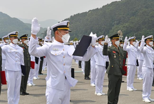 28일 해군사관학교에서 열린 제130기 해군·해병대 학사사관 임관식에서 신임 장교들이 임관선서를 하고 있다.  해군제공