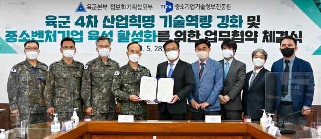 28일 계룡대에서 열린 ‘육군 4차 산업혁명 기술역량 강화 및 중소벤처기업 육성 활성화를 위한 업무협약 체결식’에서 이경일(소장·왼쪽 넷째) 육군 정보화기획참모부장과 이재홍(가운데) 중소기업기술정보진흥원장 등 참석자들이 기념사진을 찍고 있다.  육군 제공