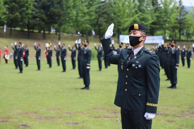 지난 28일 육군특수전학교 연병장에서 열린 52기 2차 특전부사관 임관식에서 신임 특전부사관들이 임관 선서를 하고 있다.  부대 제공