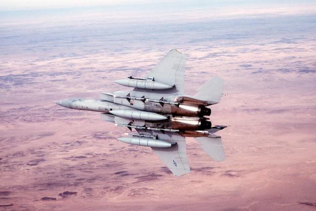 100시간 만에 종결된 걸프전은 인류 역사에서 최단시간에 종결된 전쟁의 하나로, 전쟁이 얼마나 빠르게 전개될 수 있는지를 보여줬다. 사진은 미 공군의 F-15 이글 전투기가 걸프전 당시 이라크 상공을 비행하고 있는 모습.  사진=미 공군 공식 홈페이지