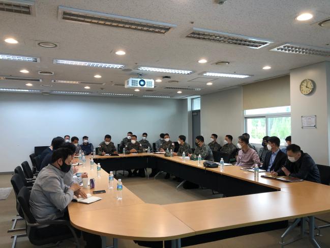 코로나19 백신수송지원본부 계획운영부는 컨트롤 타워로서 백신 수송 및 호송, 저장관리, 경계지원 등 본부의 핵심 임무 전반을 계획하고 이에 대한 조정·통제 역할을 담당한다. 또 본부를 지원하는 인사·군수·재정·통신 업무와 대내외 홍보 및 공보, 법무 검토 업무까지 수행하는 것은 물론 정부 관계기관 및 백신 관련 민간기업과의 협업도 주도하고 있다. 사진은 계획운영부 주관으로 질병관리청, 경찰청, 백신 관련 민간 기업 등이 참석한 가운데 도입 예정인 모더나 백신에 대한 협조토의를 하는 모습.  백신수송지원본부 제공