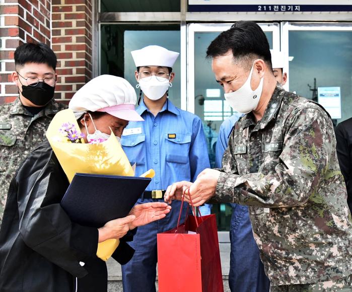 해군1함대사령부 조창용(오른쪽) 108조기경보전대장이 211전진기지대 박보연 조리원에게 감사장과 꽃다발을 전달하고 있다.  부대 제공