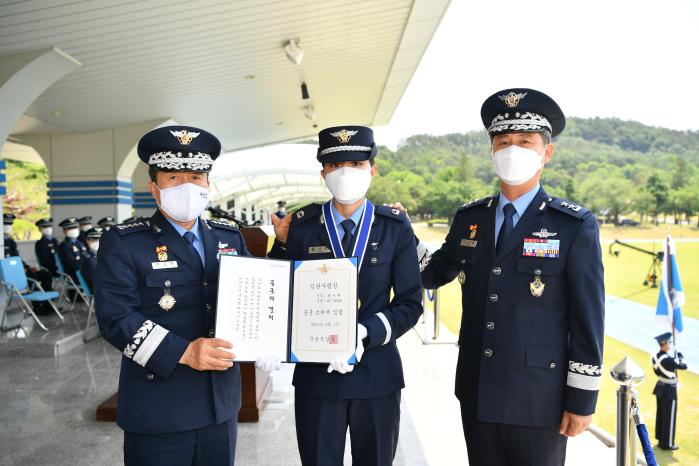 31일 공군교육사령부 대연병장에서 거행된 공군 제146기 학사사관후보생 임관식에서 이성용(왼쪽) 공군참모총장과 신옥철 공군교육사령관이 국방부 장관상을 수상한 윤시연(가운데) 소위에게 계급장을 달아준 뒤 기념사진을 찍고 있다.  공군 제공 