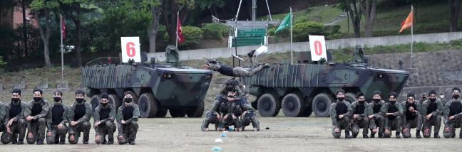 1일 육군수도방위사령부 연병장에서 열린 부대 창설 60주년 기념식에서 독거미부대 장병들이 특공무술을 선보이고 있다.